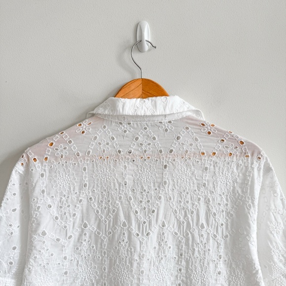 New! ABERCROMBIE • Short-Sleeve Cropped Schiffli Shirt in White - Picture 8 of 13
